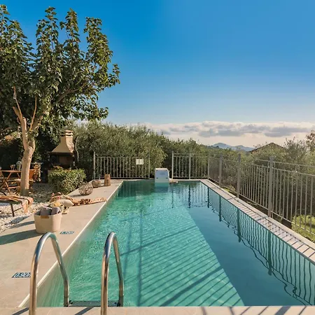 Vrisi Holiday home *